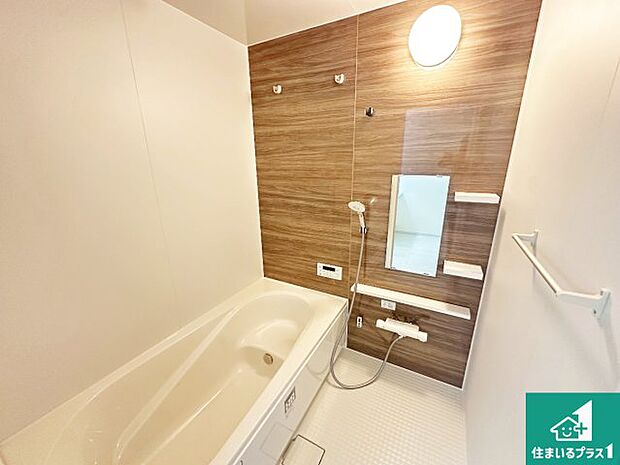 足をゆったり伸ばして寛げる浴槽です。窓が設けられていますので差し込む光が明るく穏やかな雰囲気にしてくれます♪浴室乾燥機も設置しているので、雨の日の洗濯物も安心です♪