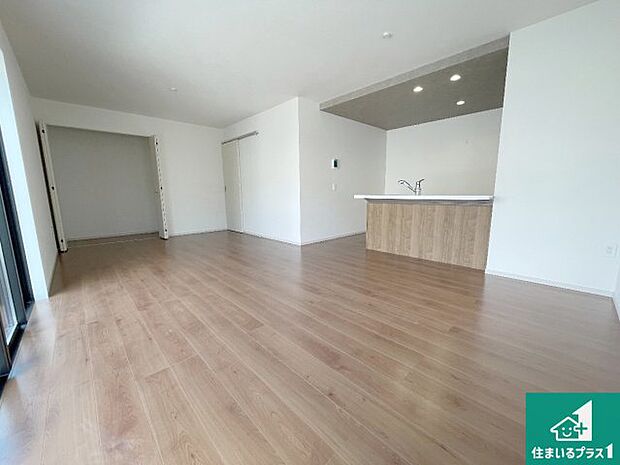 シンプルなリビングは、観葉植物等のインテリアを楽しめますね！パパ好みにも、ママ好みにも家具次第で雰囲気を変えることができます！