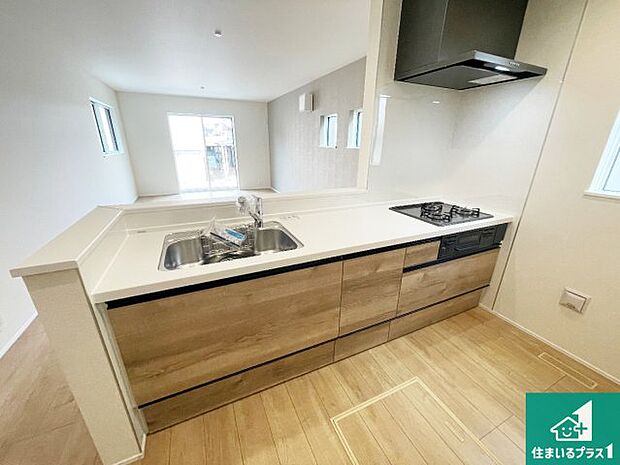 リビングと統一感があり、使い勝手のいいキッチン。広々としているので、二人並んで作業が出来ちゃいます。お子様と一緒に色々なお料理に挑戦できるスペースがあります。