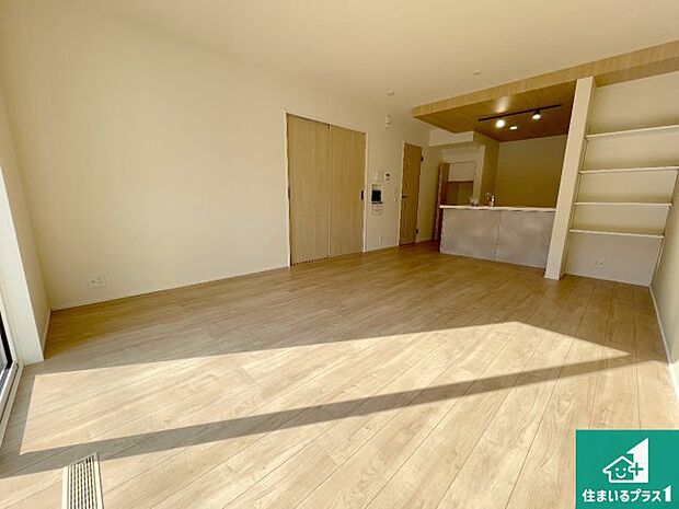 日当たり良好の明るいリビングで朝の目覚めもスッキリできそう！対面キッチンでご家族のコミュニケーションも自然と増える設計！小さなお子様が遊ぶスペースを作っても広々とくつろげるLDK！