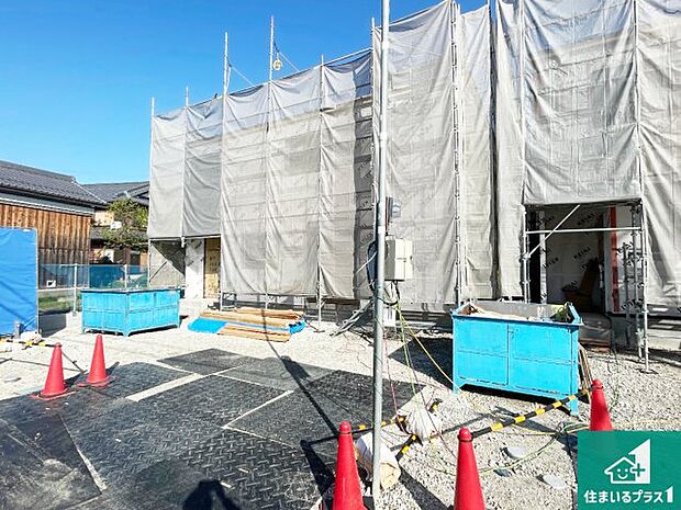 周辺は落ち着いた街並みの住宅地!子育てがしやすい住環境です!まだ未完成ですが、現地でしかわからない事もございます。是非一度ご覧ください。