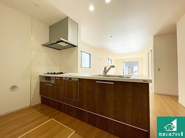 リビングと統一感があり、使い勝手のいいキッチン。広々としているので、二人並んで作業が出来ちゃいます。お子様と一緒に色々なお料理に挑戦できるスペースがあります。