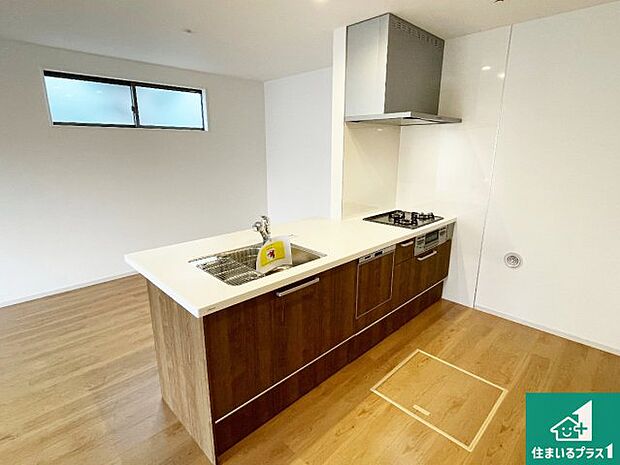 リビングと統一感があり、使い勝手のいいキッチン。広々としているので、二人並んで作業が出来ちゃいます。お子様と一緒に色々なお料理に挑戦できるスペースがあります。