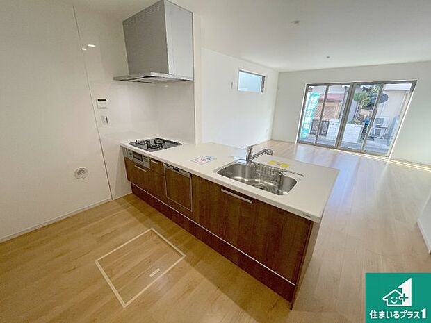 リビングと統一感があり、使い勝手のいいキッチン。広々としているので、二人並んで作業が出来ちゃいます。お子様と一緒に色々なお料理に挑戦できるスペースがあります。