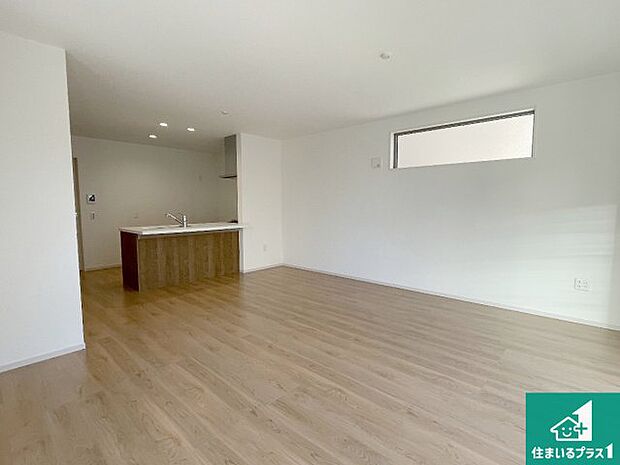 日当たり良好の明るいリビングで朝の目覚めもスッキリできそう！対面キッチンでご家族のコミュニケーションも自然と増える設計！小さなお子様が遊ぶスペースを作っても広々とくつろげるLDK！