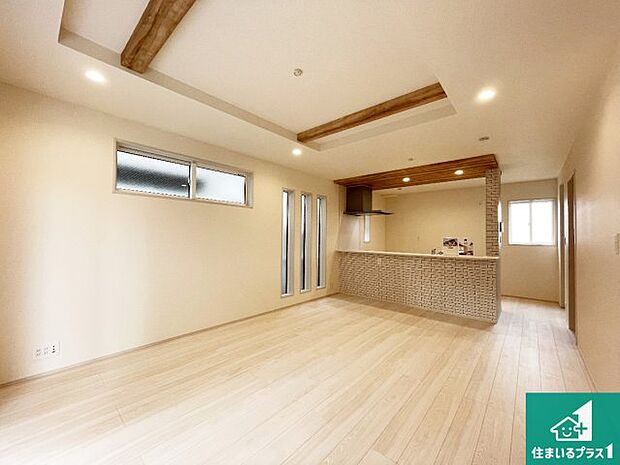 広く明るい、リビングは子育て中のお母さんも安心の対面キッチン。忙しいお母さんに嬉しい水回りが集約された家事導線が短く済む設計！