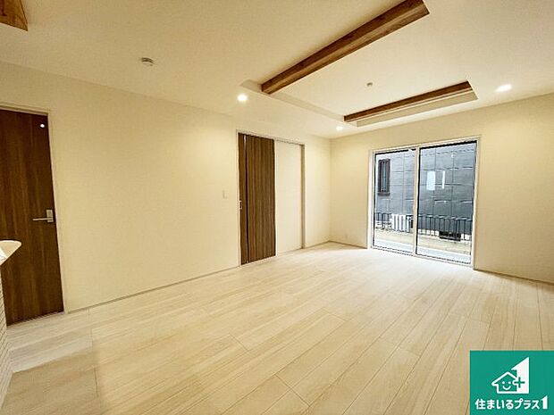 広く明るい、リビングは子育て中のお母さんも安心の対面キッチン。忙しいお母さんに嬉しい水回りが集約された家事導線が短く済む設計！