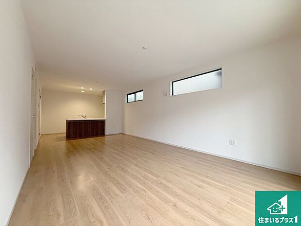 日当たり良好の明るいリビングで朝の目覚めもスッキリできそう！対面キッチンでご家族のコミュニケーションも自然と増える設計！小さなお子様が遊ぶスペースを作っても広々とくつろげるLDK！