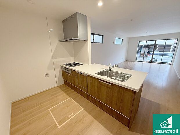 リビングと統一感があり、使い勝手のいいキッチン。広々としているので、二人並んで作業が出来ちゃいます。お子様と一緒に色々なお料理に挑戦できるスペースがあります。