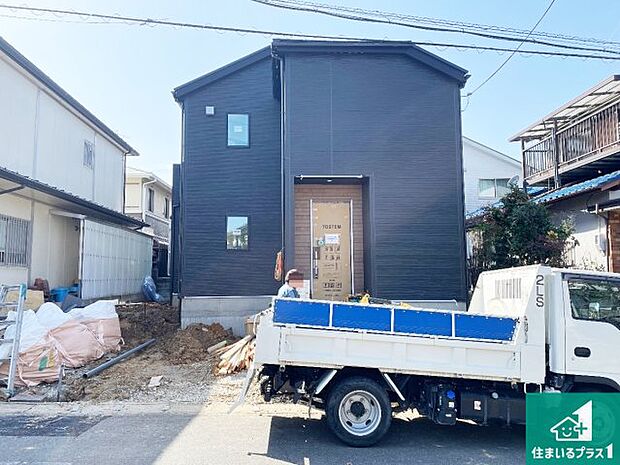 周辺は落ち着いた街並みの住宅地!子育てがしやすい住環境です!まだ未完成ですが、現地でしかわからない事もございます。是非一度ご覧ください。