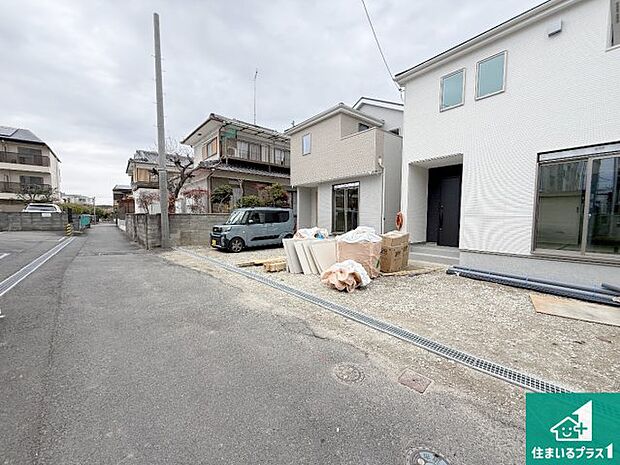周辺は落ち着いた街並みの住宅地！子育てがしやすい住環境です！まだ未完成ですが、現地でしかわからない事もございます。是非一度ご覧ください。