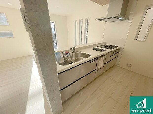 リビングと統一感があり、使い勝手のいいキッチン。広々としているので、二人並んで作業が出来ちゃいます。お子様と一緒に色々なお料理に挑戦できるスペースがあります。