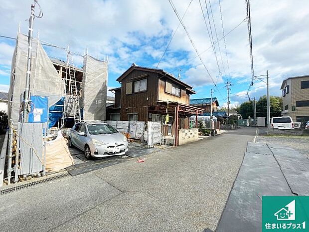 周辺は落ち着いた街並みの住宅地！子育てがしやすい住環境です！まだ未完成ですが、現地でしかわからない事もございます。是非一度ご覧ください。