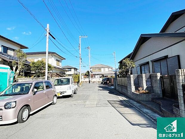 周辺は落ち着いた街並みの住宅地！子育てがしやすい住環境です！まだ未完成ですが、現地でしかわからない事もございます。是非一度ご覧ください。