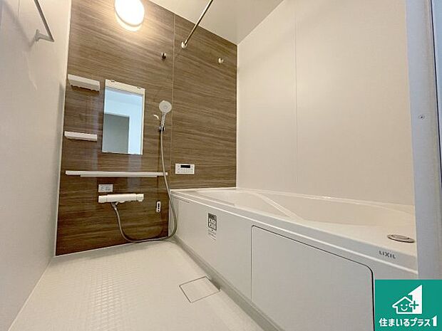 足をゆったり伸ばして寛げる浴槽です。窓が設けられていますので差し込む光が明るく穏やかな雰囲気にしてくれます♪浴室乾燥機も設置しているので、雨の日の洗濯物も安心です♪