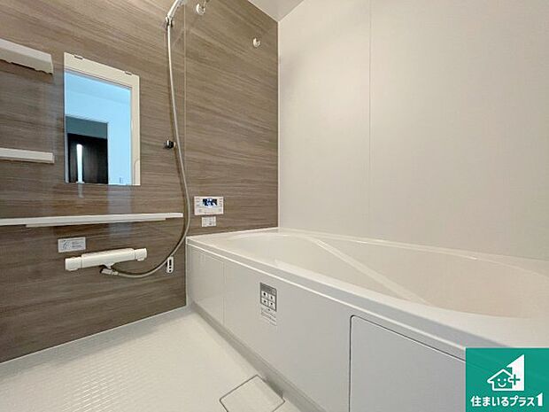 足をゆったり伸ばして寛げる浴槽です。窓が設けられていますので差し込む光が明るく穏やかな雰囲気にしてくれます♪浴室乾燥機も設置しているので、雨の日の洗濯物も安心です♪