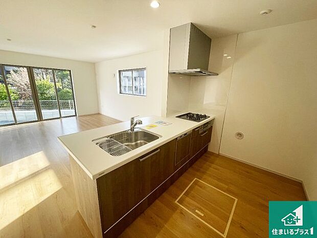 リビングと統一感があり、使い勝手のいいキッチン。広々としているので、二人並んで作業が出来ちゃいます。お子様と一緒に色々なお料理に挑戦できるスペースがあります。