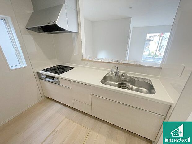 リビングと統一感があり、使い勝手のいいキッチン。広々としているので、二人並んで作業が出来ちゃいます。お子様と一緒に色々なお料理に挑戦できるスペースがあります。