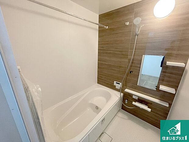 足をゆったり伸ばして寛げる浴槽です。浴室乾燥機も設置しているので、雨の日の洗濯物も安心です♪