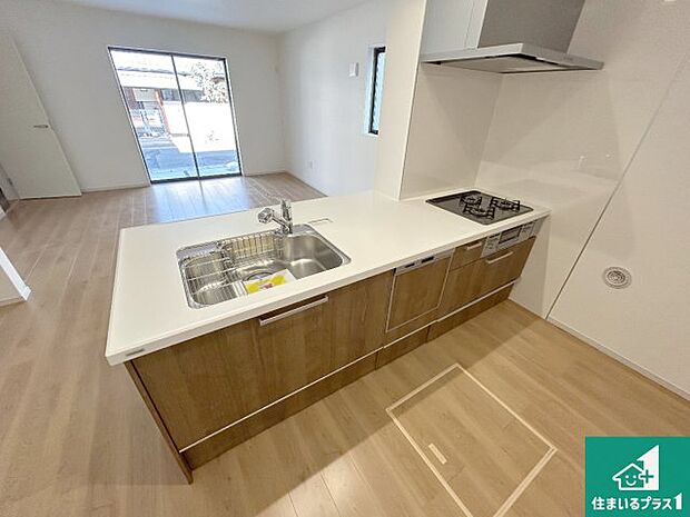 リビングと統一感があり、使い勝手のいいキッチン。広々としているので、二人並んで作業が出来ちゃいます。お子様と一緒に色々なお料理に挑戦できるスペースがあります。