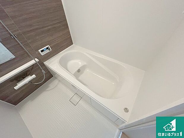 足をゆったり伸ばして寛げる浴槽です。浴室乾燥機も設置しているので、雨の日の洗濯物も安心です♪