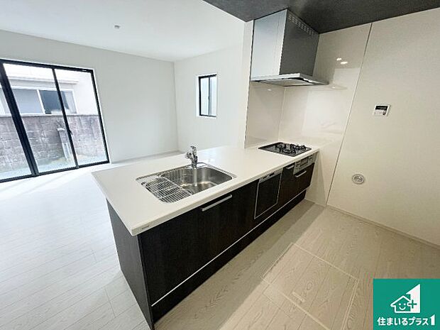 リビングと統一感があり、使い勝手のいいキッチン。広々としているので、二人並んで作業が出来ちゃいます。お子様と一緒に色々なお料理に挑戦できるスペースがあります。