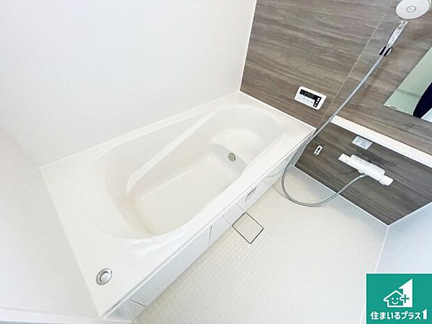 足をゆったり伸ばして寛げる浴槽です。窓が設けられていますので差し込む光が明るく穏やかな雰囲気にしてくれます♪浴室乾燥機も設置しているので、雨の日の洗濯物も安心です♪