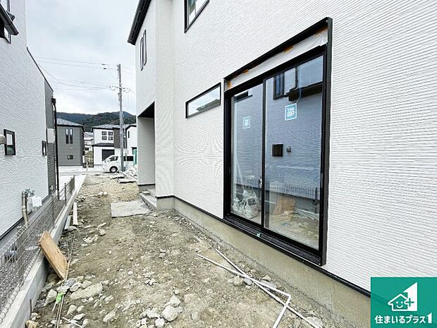 周辺は落ち着いた街並みの住宅地！子育てがしやすい住環境です！まだ未完成ですが、現地でしかわからない事もございます。是非一度ご覧ください。