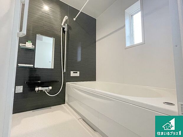 足をゆったり伸ばして寛げる浴槽です。窓が設けられていますので差し込む光が明るく穏やかな雰囲気にしてくれます♪浴室乾燥機も設置しているので、雨の日の洗濯物も安心です♪