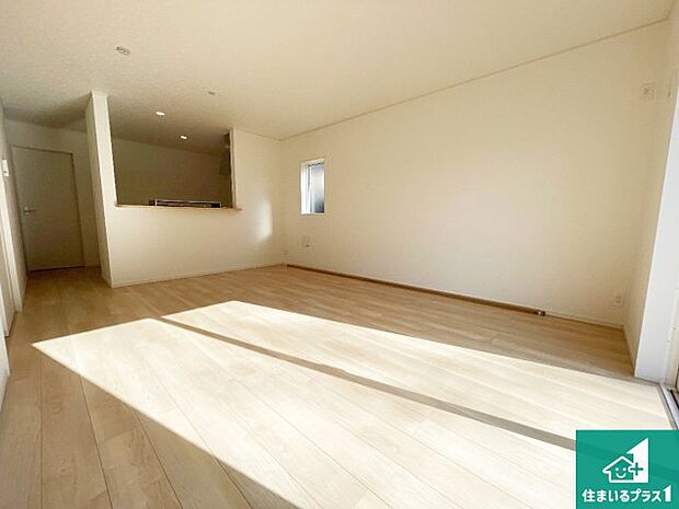 シンプルなリビングは、観葉植物等のインテリアを楽しめますね！パパ好みにも、ママ好みにも家具次第で雰囲気を変えることができます！