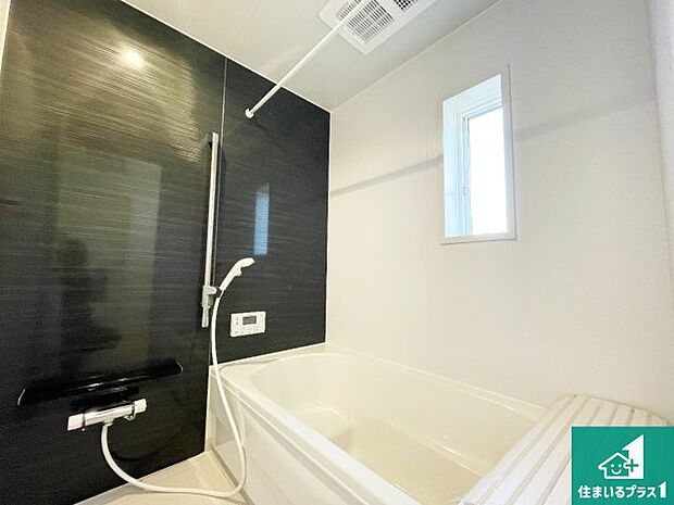 足をゆったり伸ばして寛げる浴槽です。窓が設けられていますので差し込む光が明るく穏やかな雰囲気にしてくれます♪浴室乾燥機も設置しているので、雨の日の洗濯物も安心です♪