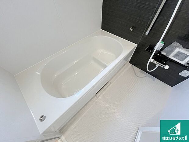 足をゆったり伸ばして寛げる浴槽です。窓が設けられていますので差し込む光が明るく穏やかな雰囲気にしてくれます♪浴室乾燥機も設置しているので、雨の日の洗濯物も安心です♪