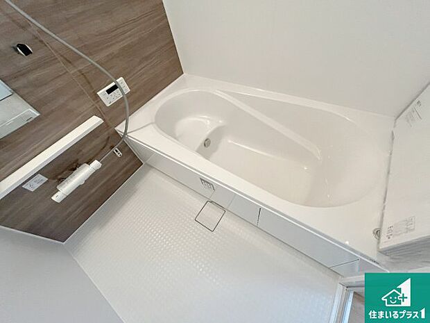 足をゆったり伸ばして寛げる浴槽です。窓が設けられていますので差し込む光が明るく穏やかな雰囲気にしてくれます♪浴室乾燥機も設置しているので、雨の日の洗濯物も安心です♪