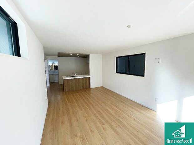 シンプルなリビングは、観葉植物等のインテリアを楽しめますね！パパ好みにも、ママ好みにも家具次第で雰囲気を変えることができます！