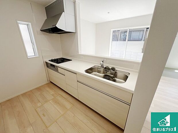 リビングと統一感があり、使い勝手のいいキッチン。広々としているので、二人並んで作業が出来ちゃいます。お子様と一緒に色々なお料理に挑戦できるスペースがあります。