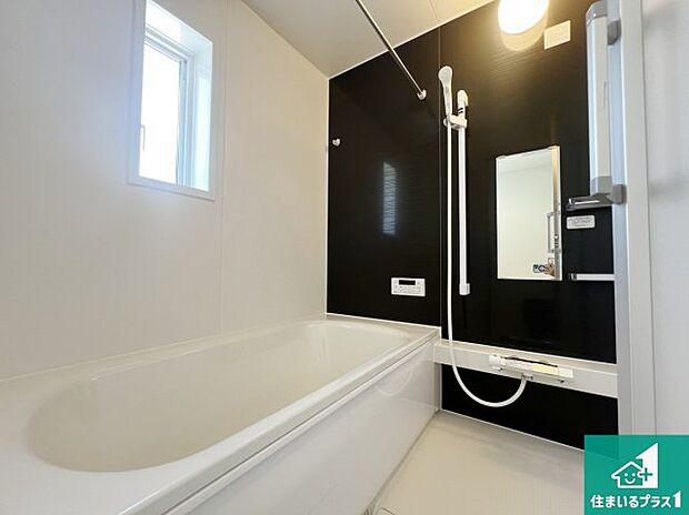 足をゆったり伸ばして寛げる浴槽です。窓が設けられていますので差し込む光が明るく穏やかな雰囲気にしてくれます♪浴室乾燥機も設置しているので、雨の日の洗濯物も安心です♪