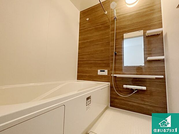 足をゆったり伸ばして寛げる浴槽です。窓が設けられていますので差し込む光が明るく穏やかな雰囲気にしてくれます♪浴室乾燥機も設置しているので、雨の日の洗濯物も安心です♪