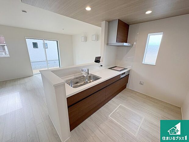 リビングと統一感があり、使い勝手のいいキッチン。広々としているので、二人並んで作業が出来ちゃいます。お子様と一緒に色々なお料理に挑戦できるスペースがあります。