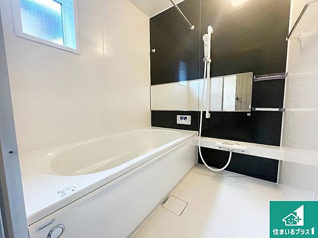 足をゆったり伸ばして寛げる浴槽です。窓が設けられていますので差し込む光が明るく穏やかな雰囲気にしてくれます♪浴室乾燥機も設置しているので、雨の日の洗濯物も安心です♪