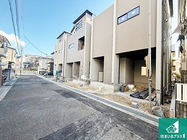 周辺は落ち着いた街並みの住宅地！子育てがしやすい住環境です！まだ未完成ですが、現地でしかわからない事もございます。是非一度ご覧ください。