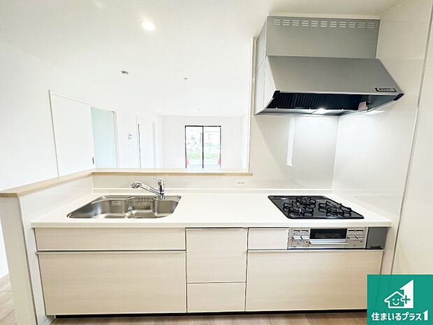 リビングと統一感があり、使い勝手のいいキッチン。広々としているので、二人並んで作業が出来ちゃいます。お子様と一緒に色々なお料理に挑戦できるスペースがあります。