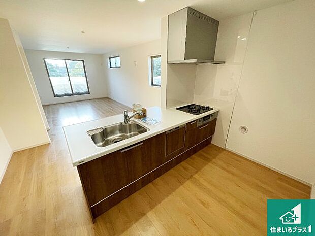 リビングと統一感があり、使い勝手のいいキッチン。広々としているので、二人並んで作業が出来ちゃいます。お子様と一緒に色々なお料理に挑戦できるスペースがあります。