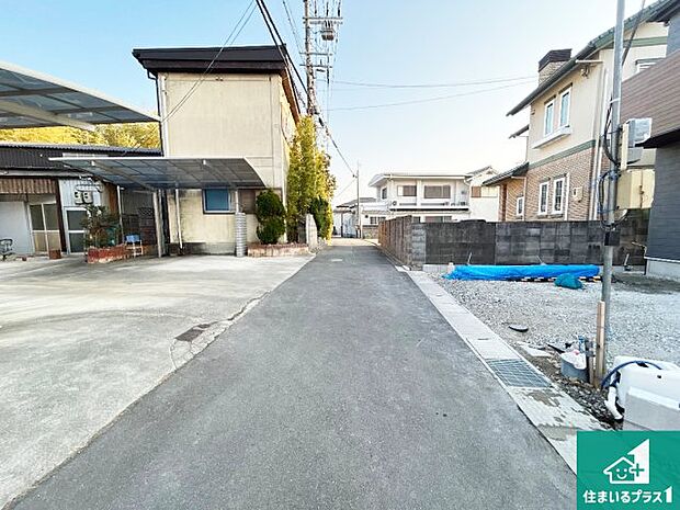 周辺は落ち着いた街並みの住宅地！子育てがしやすい住環境です！まだ未完成ですが、現地でしかわからない事もございます。是非一度ご覧ください。