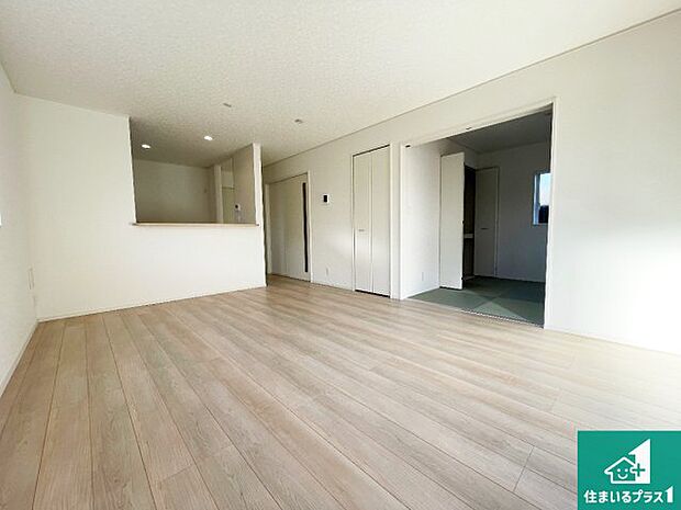 日当たり良好の明るいリビングで朝の目覚めもスッキリできそう！対面キッチンでご家族のコミュニケーションも自然と増える設計！小さなお子様が遊ぶスペースを作っても広々とくつろげるLDK！