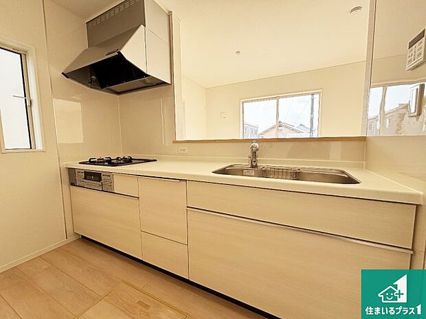 リビングと統一感があり、使い勝手のいいキッチン。広々としているので、二人並んで作業が出来ちゃいます。お子様と一緒に色々なお料理に挑戦できるスペースがあります。