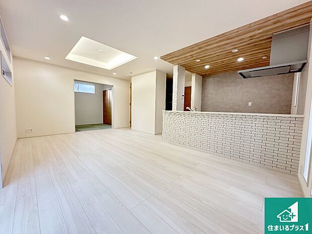 日当たり良好の明るいリビングで朝の目覚めもスッキリできそう！対面キッチンでご家族のコミュニケーションも自然と増える設計！小さなお子様が遊ぶスペースを作っても広々とくつろげるLDK！