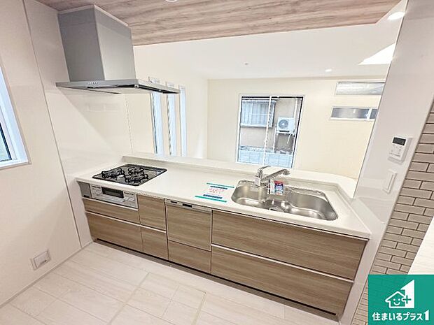 リビングと統一感があり、使い勝手のいいキッチン。広々としているので、二人並んで作業が出来ちゃいます。お子様と一緒に色々なお料理に挑戦できるスペースがあります。