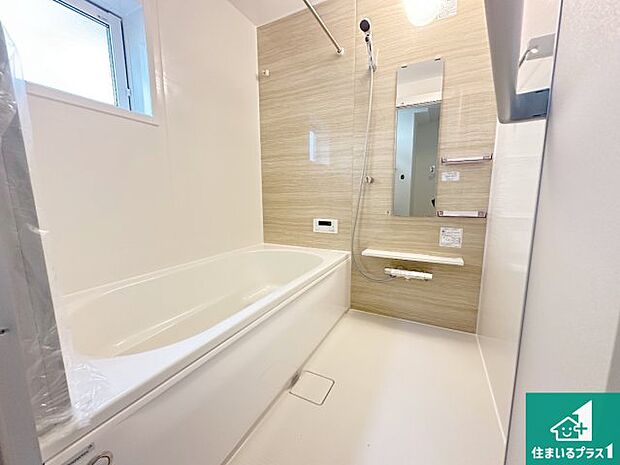 足をゆったり伸ばして寛げる浴槽です。窓が設けられていますので差し込む光が明るく穏やかな雰囲気にしてくれます♪浴室乾燥機も設置しているので、雨の日の洗濯物も安心です♪