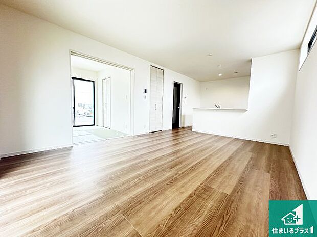 シンプルなリビングは、観葉植物等のインテリアを楽しめますね！パパ好みにも、ママ好みにも家具次第で雰囲気を変えることができます！