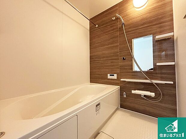 足をゆったり伸ばして寛げる浴槽です。窓が設けられていますので差し込む光が明るく穏やかな雰囲気にしてくれます♪浴室乾燥機も設置しているので、雨の日の洗濯物も安心です♪